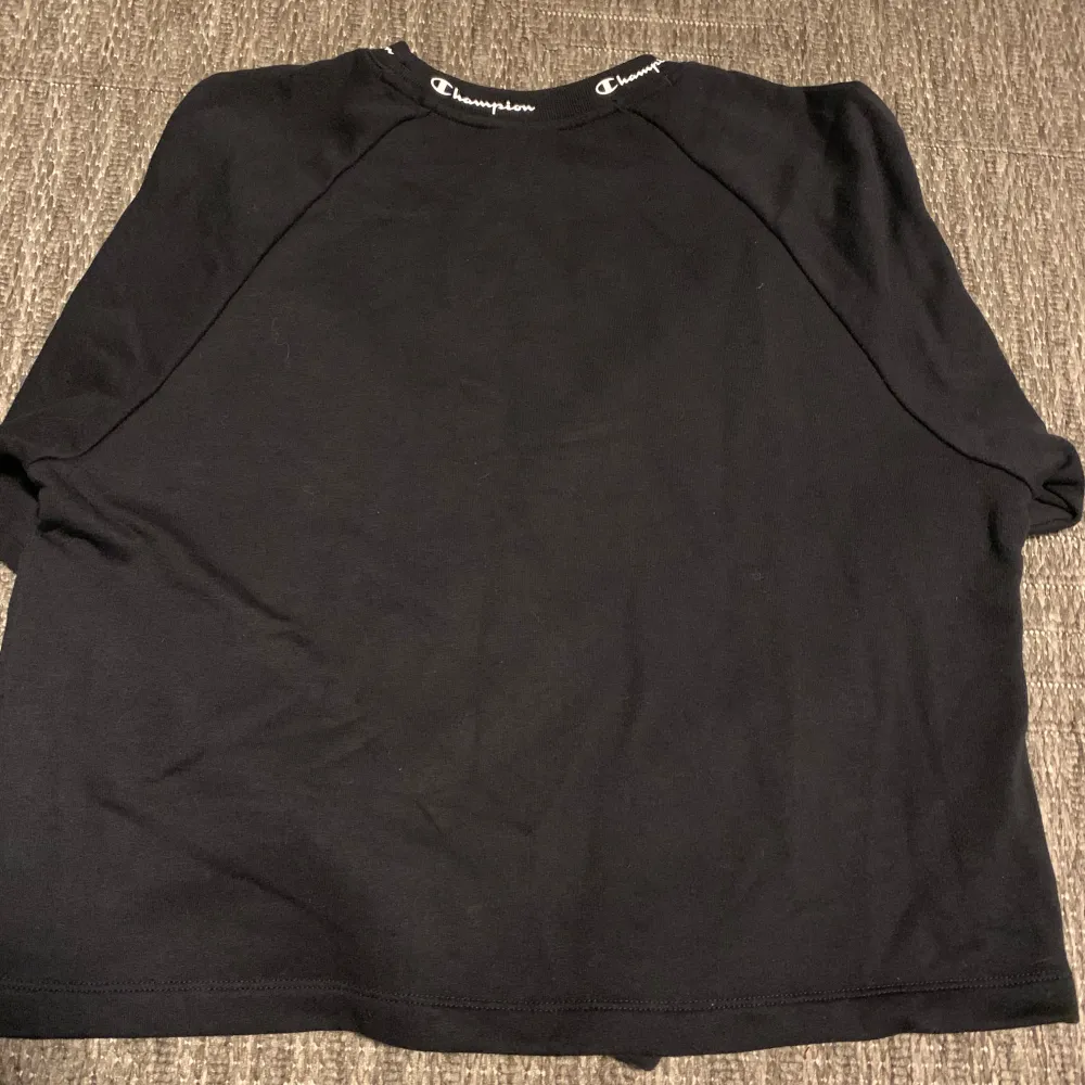 Champion cropped sweatshirt. I bra skick( har använt 4-5 gånger) Sitter oversized. Rensar ur min garderob så säljer det jag inte använder. Det är bara att kontakta mig om du har några frågor. . Hoodies.