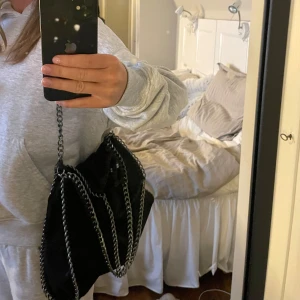 Liknande Stella mc cartney väska - Jättefina väska, får plats med mycket i, perfekt till skolan, nypris 600kr