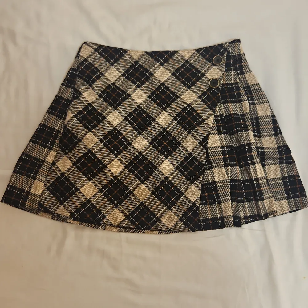 Söt veckad kjol perfekt inför hösten. Köpt från Zaras barnavdelning. Storlek 152/xs. Fina knapp detaljer! (Första bilden är lånad) Midjemått: 31 Längd: 34. Hameet.