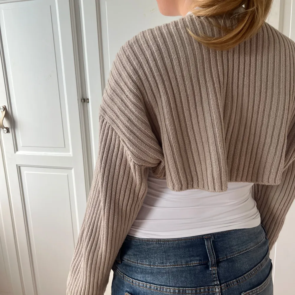 Säljer en mysig beige stickad bolero med långa ärmar 🧡Perfekt till hösten över kläderna! Den är i storlek xs men passar även mig som brukar bära S/M! . Tröjor & Koftor.