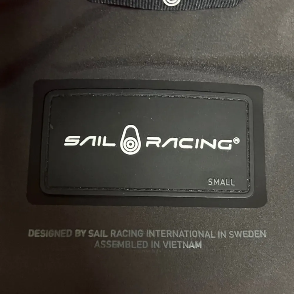 Sail racing jacka med värde på 4200Kr i butik. Är intresserad av byten också. (oroa er inte om fläcken på jackan på första bilden det är vatten). Jackor.