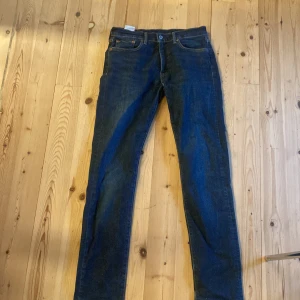 Levis jeans - Tja säljer dessa feta Levis jeans då det inte passade . Det är i storlek w30 och l 34 . Skriv om ni undrar något! . Priset är inte hugget i sten! 🙌