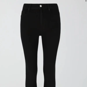 Högmidjade svarta skinnyjeans! - Jättefina jeans, super sköna och bekväma! 
