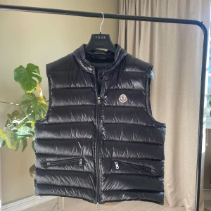 Moncler väst size 4 - Hej. Säljer nu min underbara moncler väst pågrund av köp av en annan. Västen säljer enbart pågrund av brist i garderoben så inga skambud för annars behåller jag den. Fick i present av min pappa så kvittot finns inte men QR-kod finns! Storlek 4, M/L