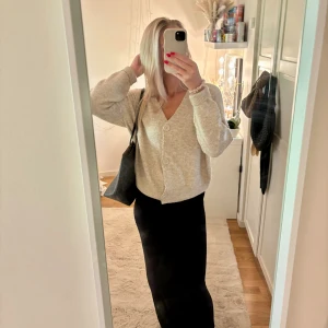 Stickad Kofta  - En jättefin stickad kofta från vero Moda i fint skick! Använd fåtal gånger  Skriv om ni undrar nått 💕