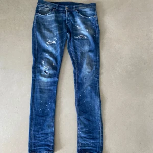 Dondup George jeans - Säljer nu mina otroligt snygga dondup jeans.  Byxorna är i den snygga och trendiga modellen George. Jeansen är i blå färg och passar perfekt inför hösten. Jeansen är i väldigt bra skick, liten lagning mellan benen. Storlek 32