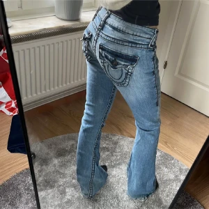 True religion jeans - Säljer mina älskade trueys då dom blivit för små! Obs lånade bilder från förra ägaren. W25 L32🫶😅💓! Har små slitningar längst ner men inte som syns jätte väl! 