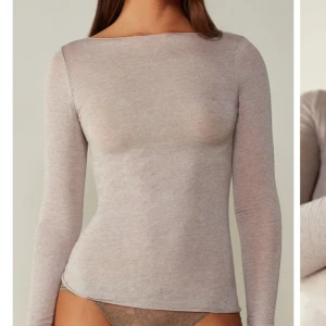 Intimissmi boat neck  - Säljer min fina intimissmi tröja i färgen nude då jag tröttnat på den. En defekt vid ena handleden men annars bra skick 💞💞