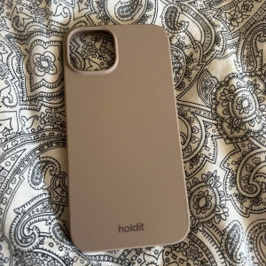 Brunt iphoneskal till iPhone 13 - Mobilskalet är helt i nyskick! Av misstag valde jag ett skal som inte passade då jag har iPhone 13 PRO, säljer därav skalet. Materialet är silikon liknande