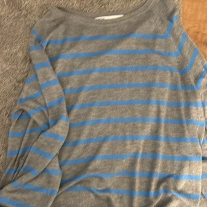 Randig tröja  - Randig tröja i storlek S från Zara. Aldrig använd och i mycket bra skick. 