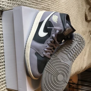 Jordan 1 mid cement  - Jordan 1 cement i bra skick bara andvänt ett par gånger 👍 ingen star loss storlek 40,5 pris kan diskuteras.
