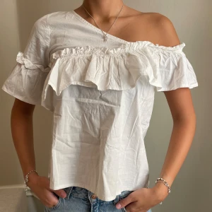 Fin blus/ topp med volanger - Så fin. Inga defekter. Väldigt unik. Man kan klä upp och klä ner väldigt enkelt🥰