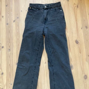 Svarta Jeans - Svarta högmidjade jeans, passar den som är lite kortare