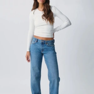 Low straight blåa jeans🩵  - Fint skick, inga fläckar etc. Bra passform, lågmidjade jeans med en rak passform. 