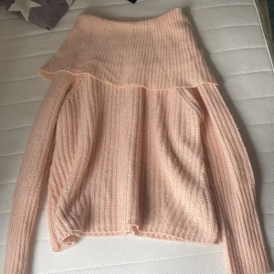 Stickad off shoulder tröja  - Strl L , bra skick , använd 1 gång 