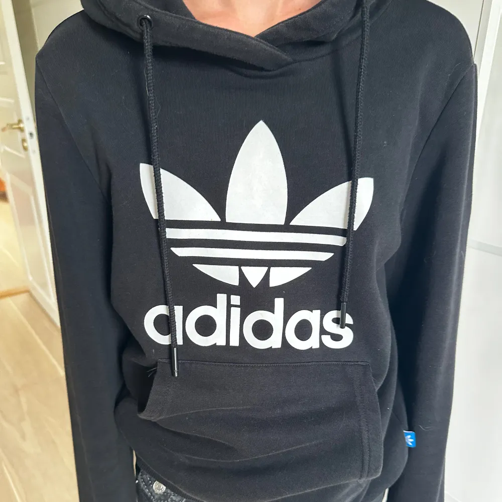 Säljer en hoddie från Adidas💕 tröjan är i ett bra skcik . Hoodies.