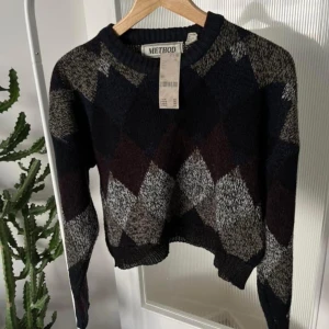 Cropper tröja - Croppad stickad tröja från Urban outfitters remake-märke Urban Renewal   Strl motsvarar S-M   ”Ny” med lappar kvar, mkt fint skick. 