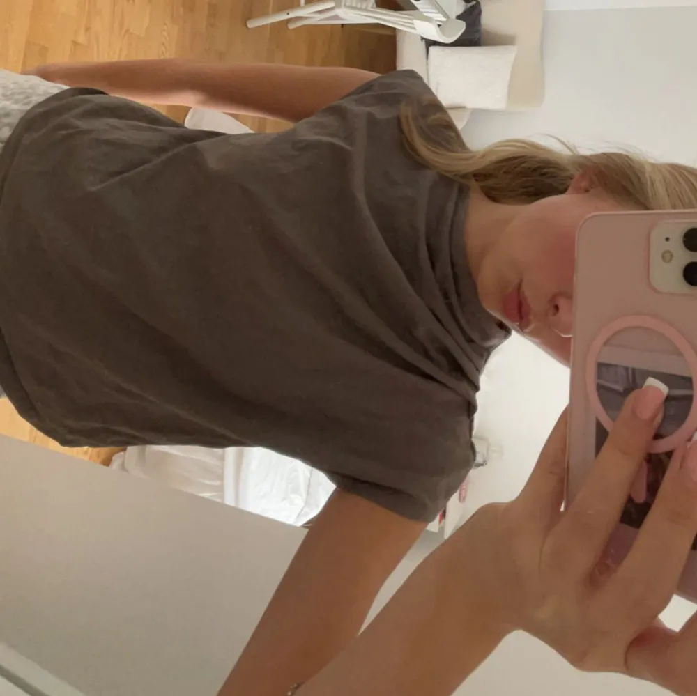Topp från zara i jättefin grön färg, färgen framgår inte jättebra men hör gärna av er för fler bilder eller frågor!💗💗 som ny!❣️❣️. Puserot.