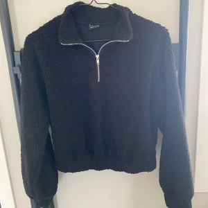 Tröja med dragkedja - Croppad teddy tröja med dragkedja längst upp och går in lite längst ner.💕🤩 Tröjan är från Gina Tricot.💕
