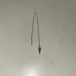 alvaz essentials örhänge  - säljer mitt örhänge från alvaz essentials i silver då jag aldrig använder det och jag aldrig använt heller. nypris 175kr