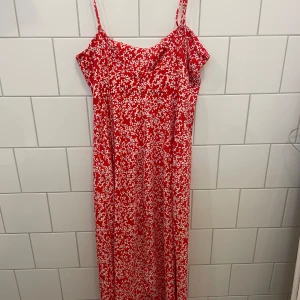 Sommarklänning Zara - Använd ett fåtal gånger men är i jättebra skick, som ny.