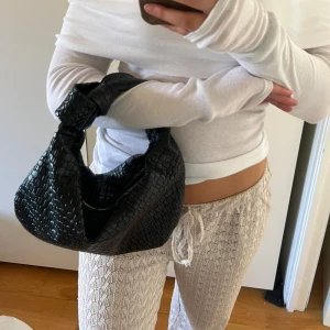 Svart väska - Söt liten svart väska med knut