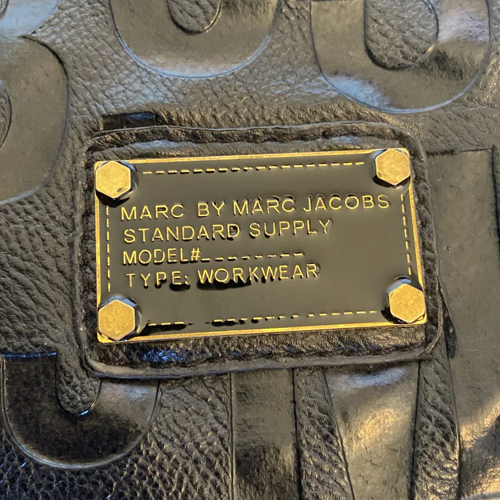 Svart väska från marc by marc jacobs, tecken på andvändning då kedjan kan vara lite seg att stänga. Väskor.