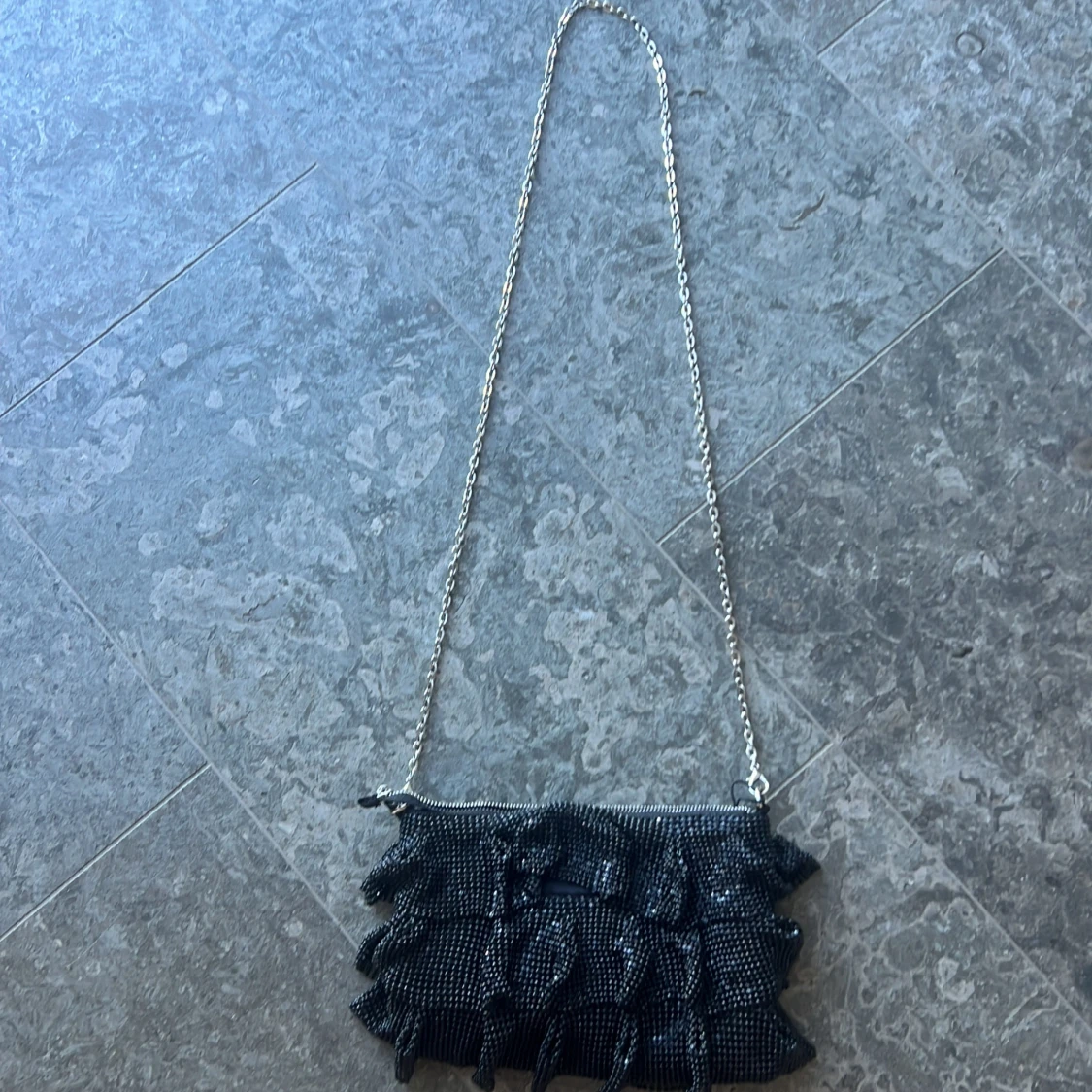 Svart glittrig axelväska från Zara