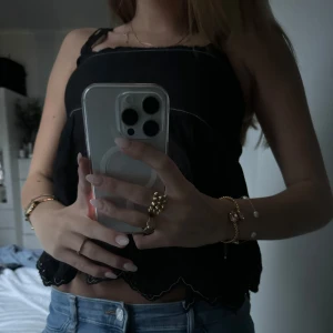 blus!! - knappt använd!! Samt kommer den tyvärr inte till använding därav säljer jag den! Strl Xs!!