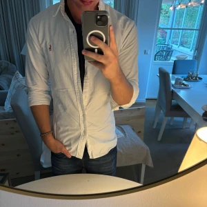 Ralph Lauren skjorta - Hej säljer nu min fina Ralph Lauren skjorta i storlek S. Den är i nyskick och kommer vara otroligt snygg i höst/vinter. Nypris 1500kr! Vi kommer att sälja liknande produkter nu närmare vinter så glöm inte följa profilen!🌊🍾