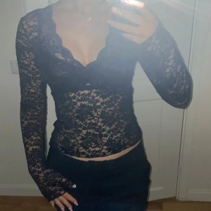 Svart tröja - Säljer den här fina tröjan från Gina Tricot som endast är använd en gång💗 