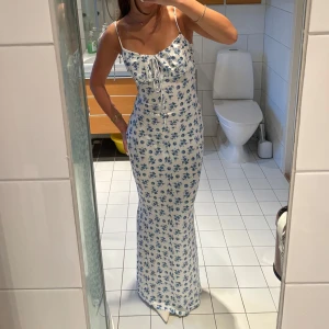 Klänning - Såå fin klänning, endast använd en gång och i jättefint skick. Uppsydd efter min längd som är 163cm 🩵