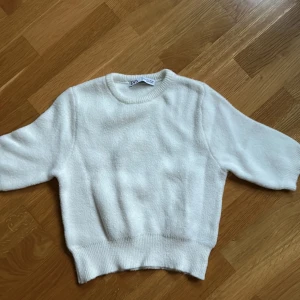 Söt stickad topp  - Super söt stickad topp från Zara💕 Endast använd 1 gång så inga defekter och i nyskick💗 Klicka gärna på köp nu