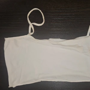 Vit linne - Säljer detta vita linnet, den är inte lång men den täcker det som ska täckas. Den är i vit färg!