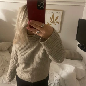  beige polo tröja - Jätte fin polo tröja från HM i st XS