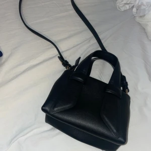 Väska mango - Svart Axel väska 