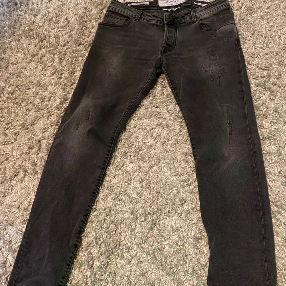 Säljer ett par riktigt feta Jacob Cohen jeans i riktigt fint skick - storlek 35 men sitter mer som 34 - modellen på bilden är 190 - hör av dig vid fler frågor!. Jeans & Byxor.