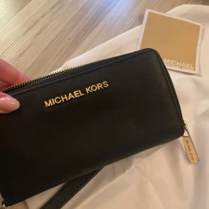 Plånbok - Michael Kors  - Fin och knappt använd plånbok från Michael Kors, äkta och knappt använd. Ser ut som ny, kom privat vid mer funderingar 🙏