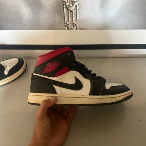 Jordan 1 - Hej jag säljer oanvända Jordan 1 jätte fina men tyvärr finns ingen låda☺️