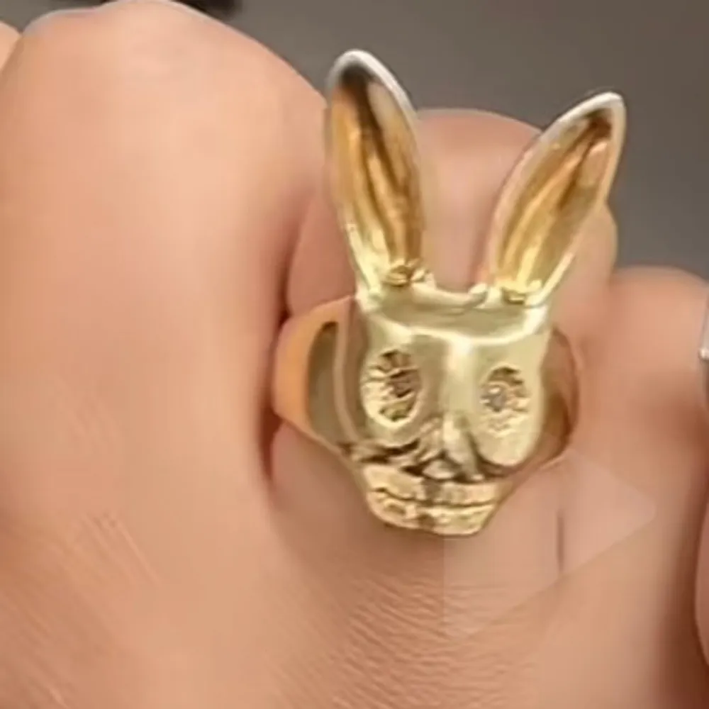 Hej jag söker denna ring från Maria Nilsdotter i guld! Kan betala bra pris. Accessoarer.