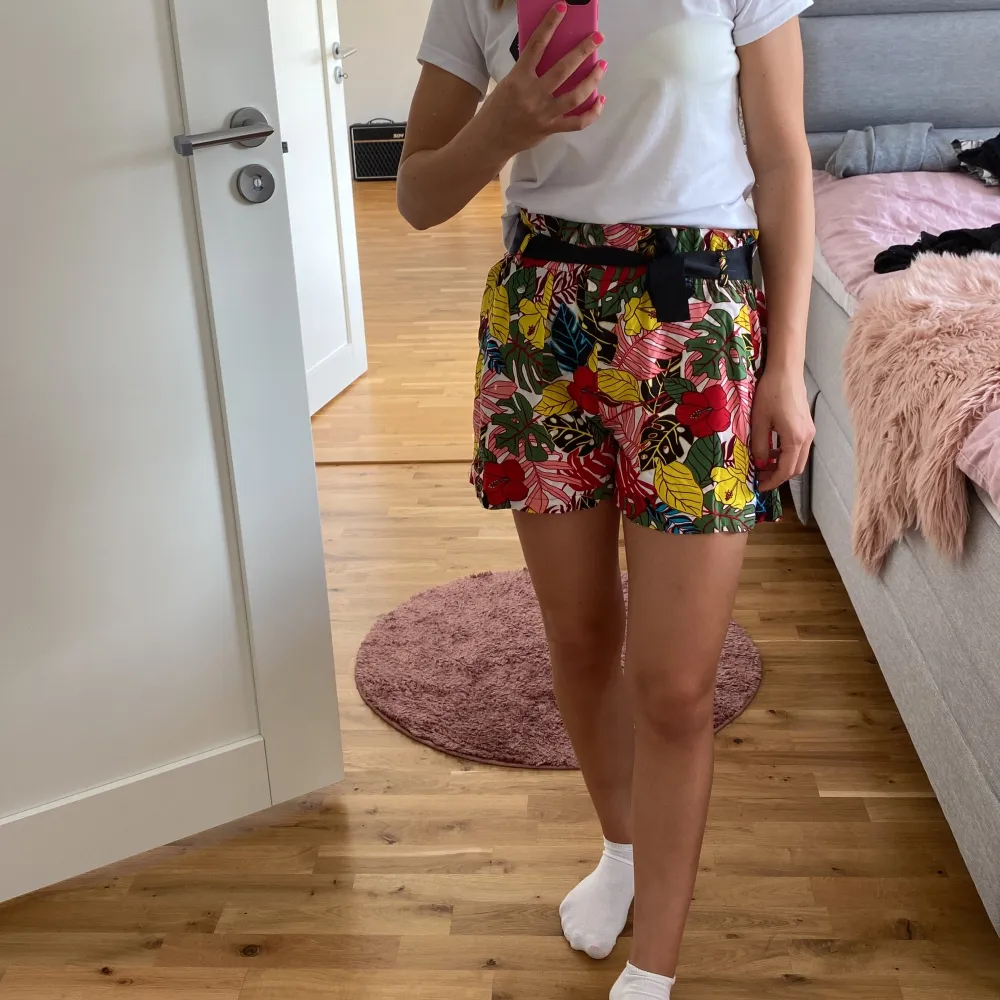 Nya shorts med blommotiv. Perfekt till sommaren!! Rekommenderar stort. Säljer pga stor garderobrensning. Kika gärna på mina andra annonser, säljer mycket:) . Shorts.