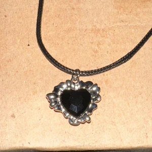 Halsband  - Hej, säljer hemmagjorda smycken i mycket bra skick.