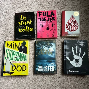 Böcker - Jag säljer dessa 6 böcker. En stark nolla, Fula tjejer, Här ligger jag och blöder, Min storslagna död, Djup Graven och Beröringen. Vid intresse kontakta mig så lägger jag ut en annons med endast den boken💗 30 kr per bok