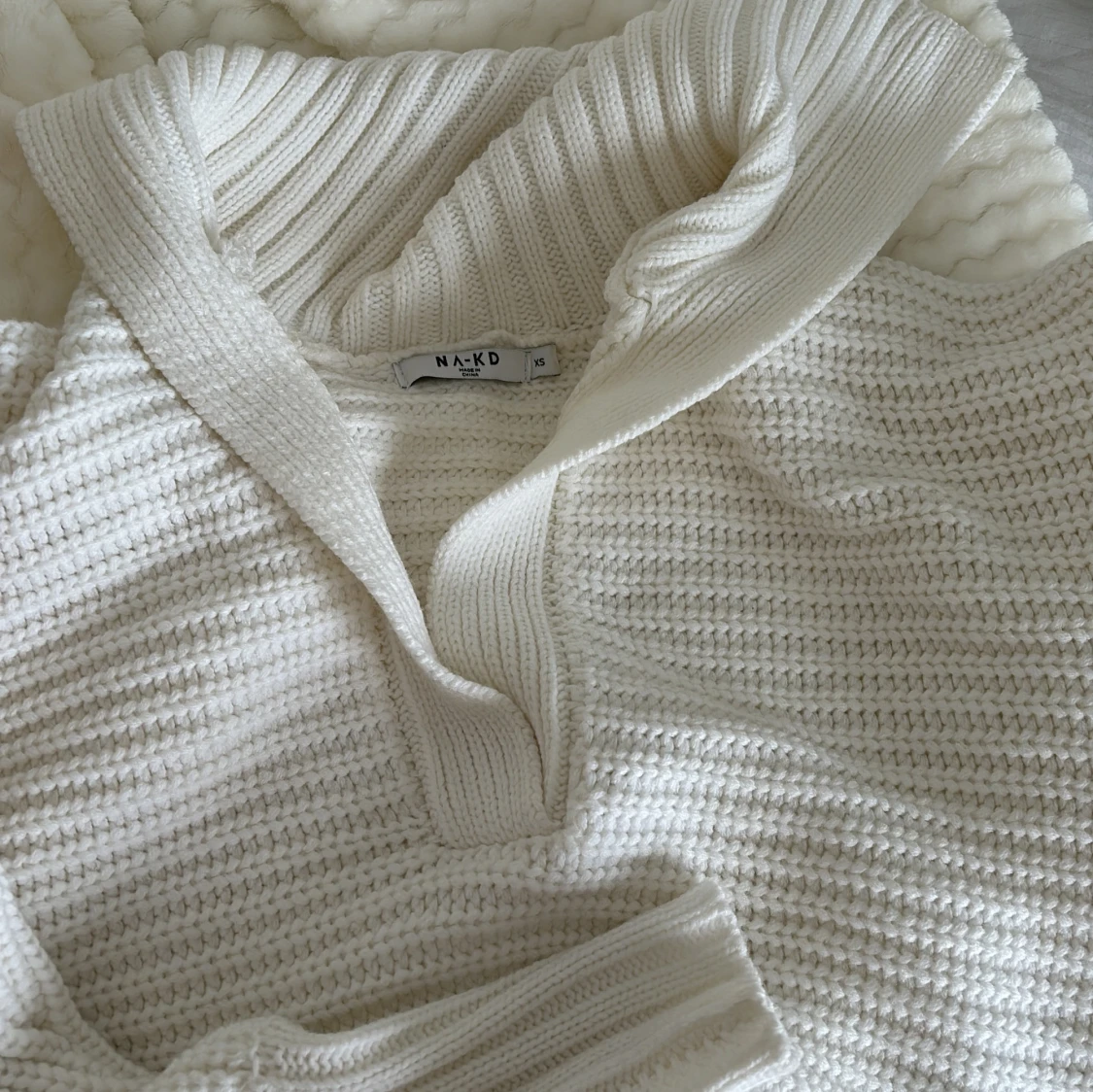 Vit stickad croppad tröja - 93