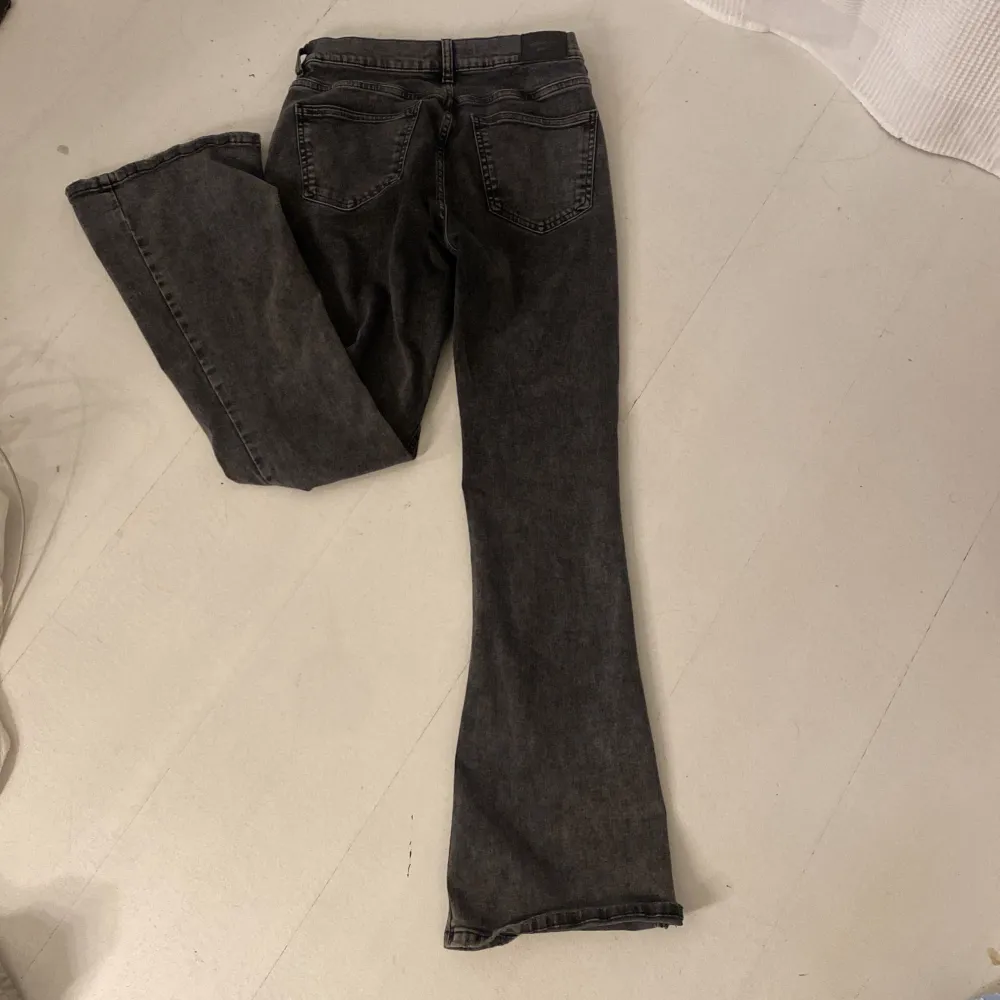 Säljer ett par snygga grå jeans från Gina tricot! storlek 42. använda ett fåtal gånger. jag är 173 och dom är lite korta i benen men det är inget man tänker på. . Jeans & Byxor.