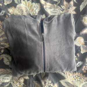 Väldigt sliten Juicykofta - Säljer en mycket sliten Juicy couturekofta i storlek M. Saknar några stygn vid fickan och har väldigt mycket slitage i ärmarna. Har inget tryck på ryggen. 