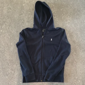 Ralph lauren zip hoodie - Ralph lauren zip hoodie i bra skick, ❗️(obs trasigt snöre, går att byta ut i butik). Storlek S👍 vid intresse/frågor kom pm😄🍾