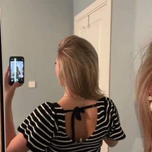 Randig tröja - Jätte fin randig tröja, bra skick då jag beställt från ellos men jag tyckte inte den passade mig så använt 1-2 gånger ❤️ 