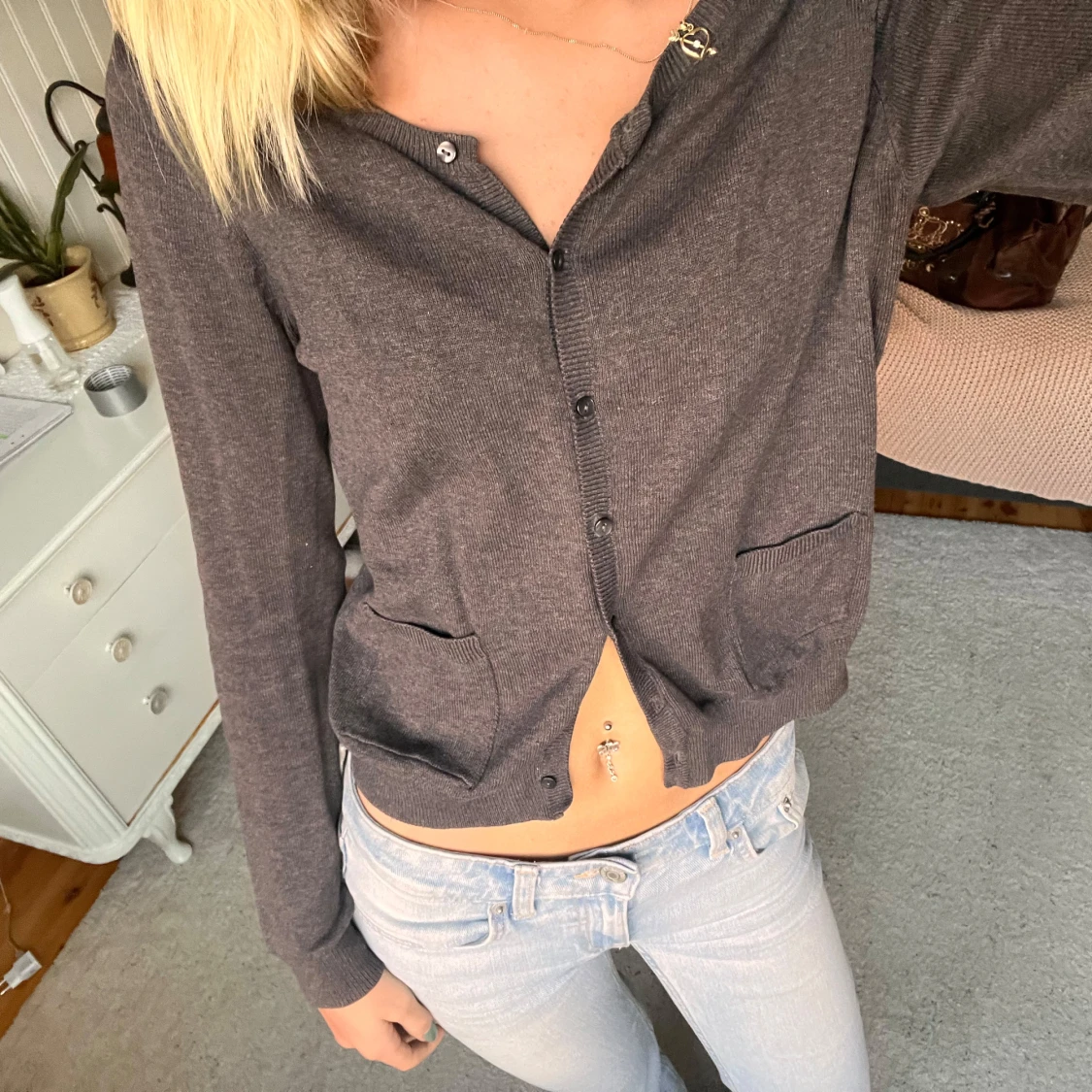 Grå kofta med knappar