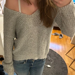 V-ringad stickad tröja - Mysig fin stickad tröja som man kan ha vanligt eller dra ner lite på axeln💕💕använd men bra skick🥰🥰🥰